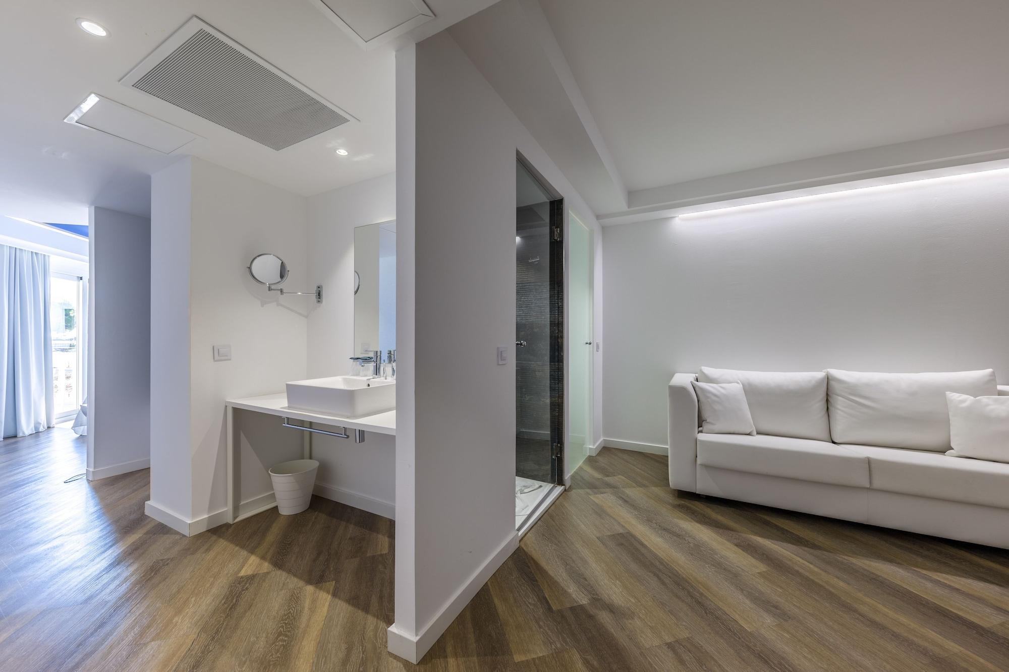 Triton Hotel 4*