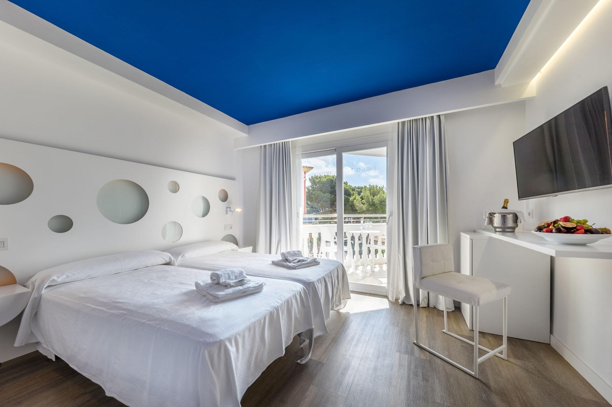 Triton Hotel 4*